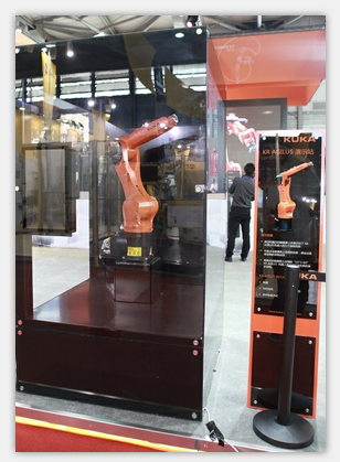 库卡在2013中国国际工业博览会机器人展上展示KR AGILUS机器人演示台
