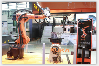 库卡在2013中国国际工业博览会机器人展上展示KR30-3机器人