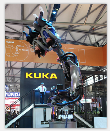 库卡在2013中国国际工业博览会机器人展上展示Robocoaster娱乐机器人