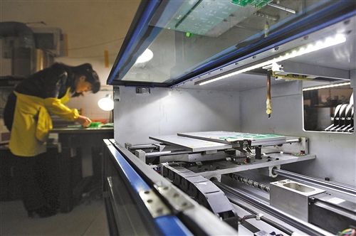 重庆研发首台经济型贴片机器人 已实现批量生产