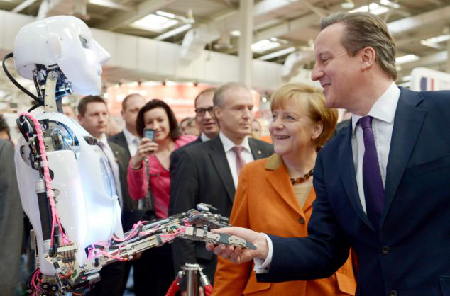 英智能机器人博览会上与卡梅伦握手 携手掀起下一场数字革命