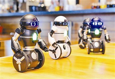 4月7日，在日本东京，名为“MiP”的机器人表演舞蹈。