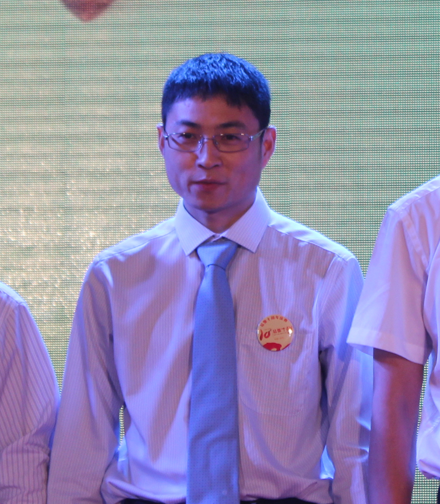 杨攀在易驱十周年庆典上获得了十年忠诚员工奖