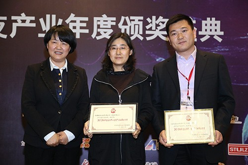 图5 嘉宾（左一）为台达InfraSuite数据中心解决方案颁奖（右一）