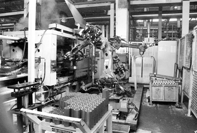 在广东美芝制冷设备有限公司，两台压铸机器人正在恶劣的高温环境里上料、下料，该岗位原来的工人流失率达69%。 