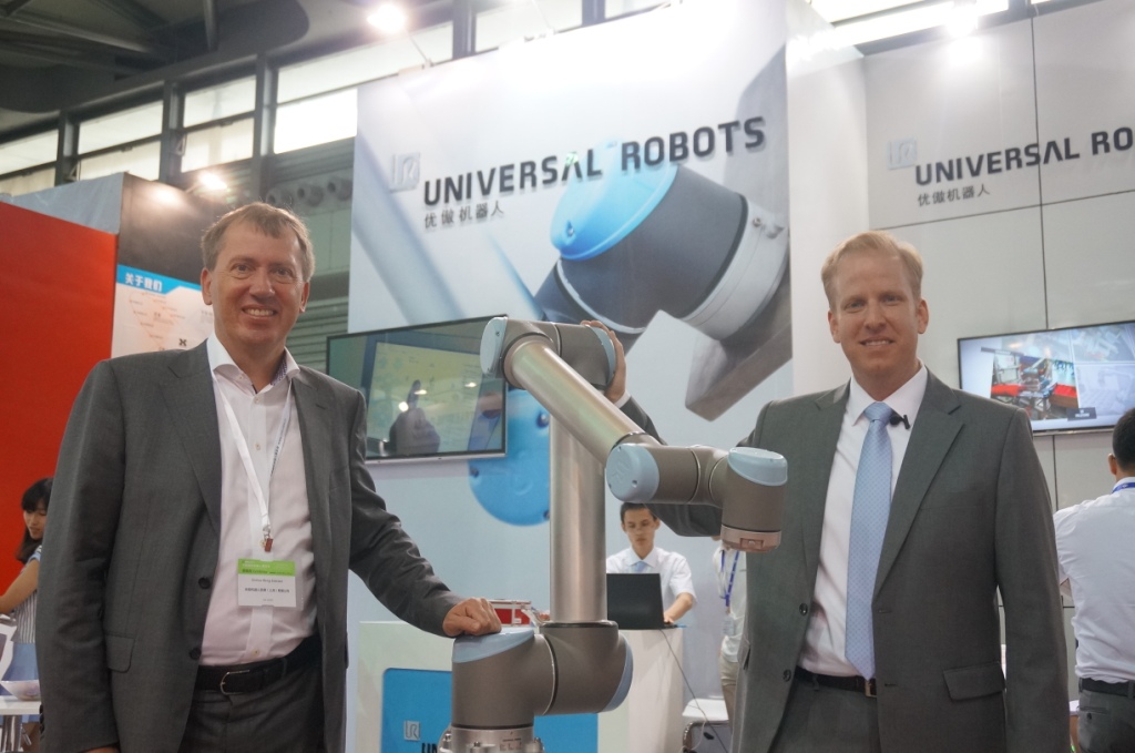 Universal Robots(优傲机器人)公司首席执行官Enrico Krog Iversen和优傲机器人(上海)有限公司总经理James Taylor.