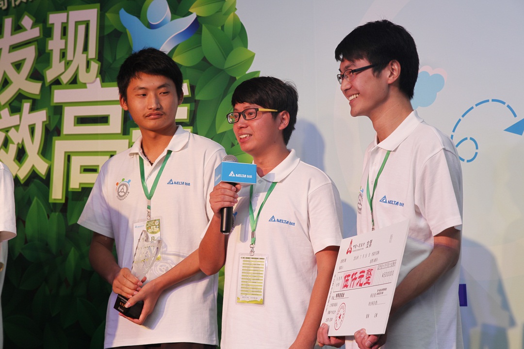 图六 特等奖团队杭州电子科技大学“三枪队”代表发表得奖感言
