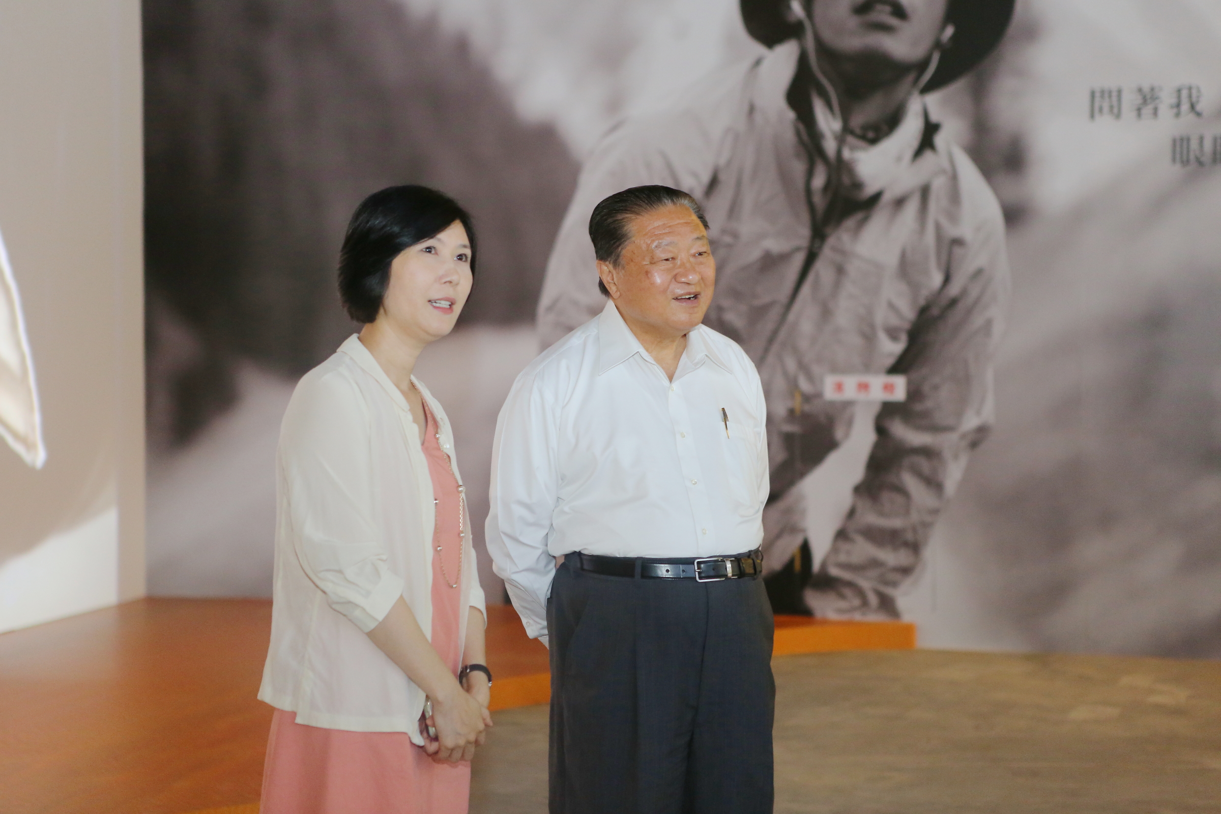 策展人台达基金会执行长郭珊珊为郑崇华先生导览