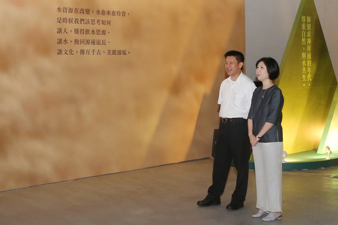  台达执行长郑平先生于开幕前提早参观，对“水逐迹”特展的制作与林义杰世界逐水之旅纪录片花絮表示肯定