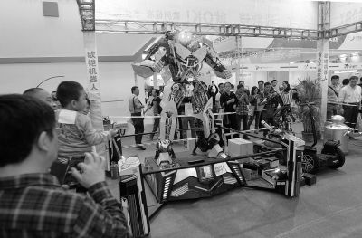 高交会机器人展示 百分百“深圳制造”