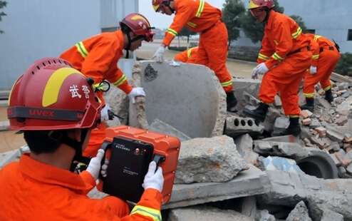 地震中武警使用生命探测仪进行搜救
