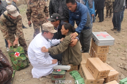 中国救援人员在西藏震灾区