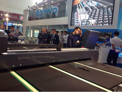 保特罗 Smart Line 338BKS 平板玻璃切割机在 China Glass2015。（中国自动化网）