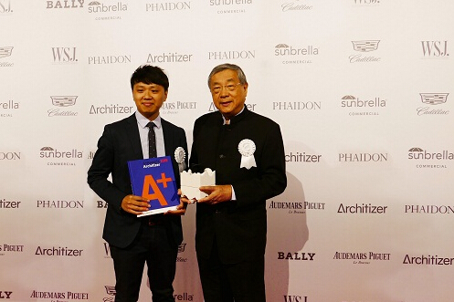 图一 潘冀建筑师(右)与潘冀联合建筑师事务所曾彦智项目经理(左)亲访纽约参加颁奖典礼