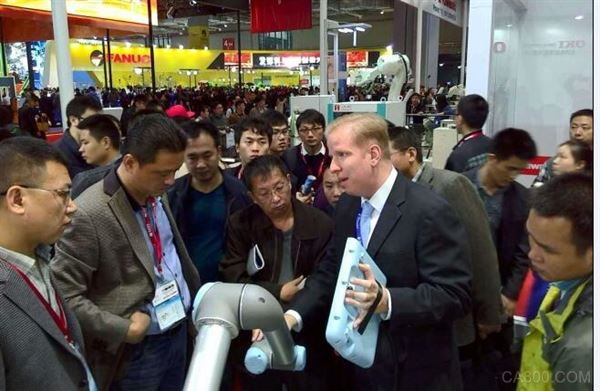 优傲机器人中国区总经理铁隆正先生向用户介绍产品