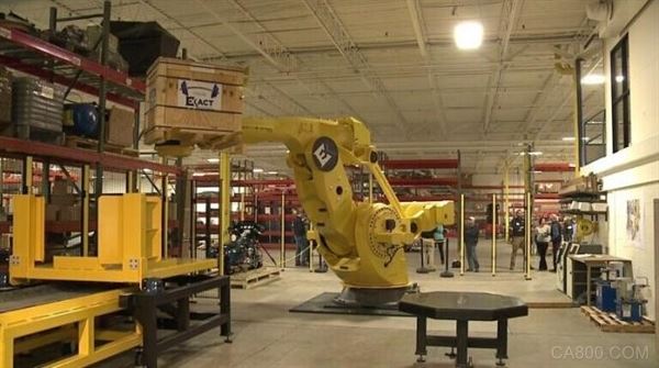美国密尔沃基惊现世界最大机器人