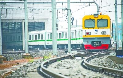 记者昨从武汉地铁集团获悉，地铁6号线全线供电系统成功贯通，列车进入全线“热滑”试跑阶段。这意味着该线路距离今年底按计划开通试运营又进了一步。