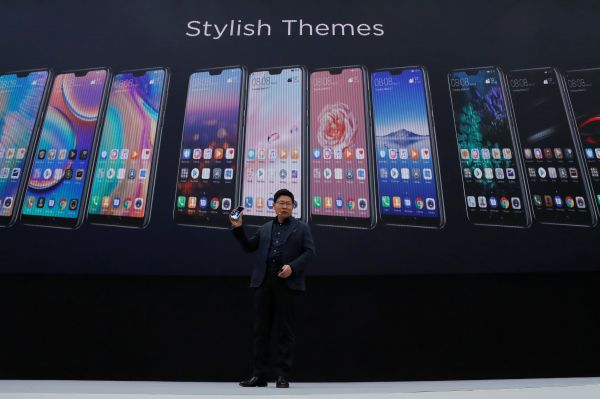 3月27日，华为消费业务CEO余承东在巴黎发布会上介绍华为新款高端智能手机P20系列。（路透社） 
