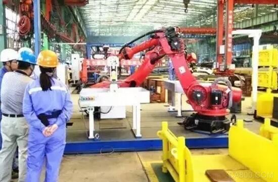 机器人“上岗”焊接造船 车间设备有效利用率提高30％