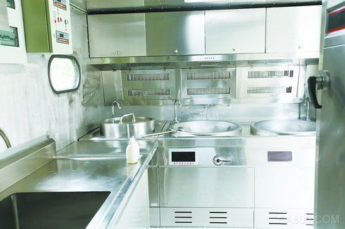 一小时备300人“大餐” 新型炊事车利用物联网采购