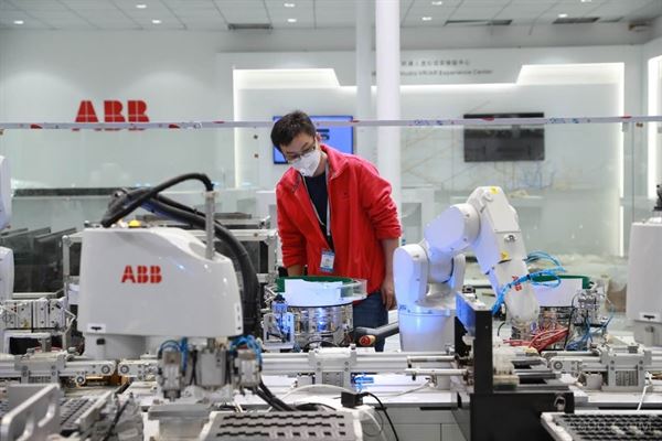 上海工博会：中外机器人同台竞技 工业4.0勾勒智慧工厂蓝图