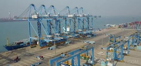 上海振华重工ZPMC青岛港全自动化码头项目完成第一次实船作业