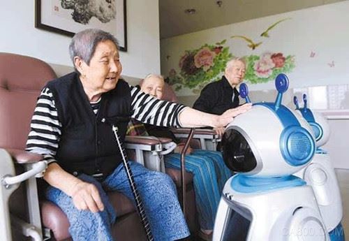 养老机器人即将与大众见面 它能抱着病人上厕所
