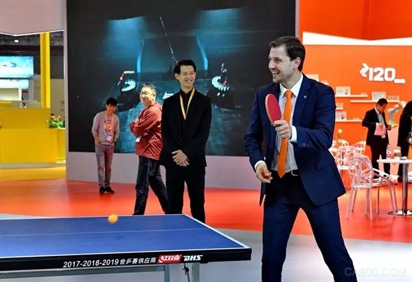 德国乒乓球名将、工业机器人巨头库卡（KUKA）品牌形象大使波尔亮相进博会