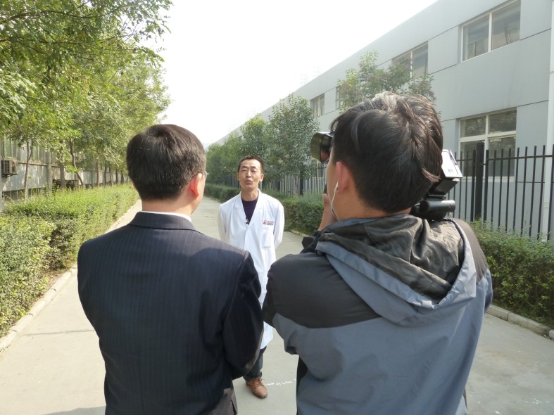 中央新闻媒体记者团访问清华启迪科技园－－威思曼高压电源