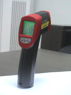 可调焦便携式红外线测温仪