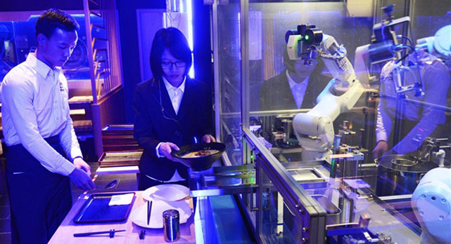上海首家机器人拉面馆正式营业：90秒一碗 效率惊人！