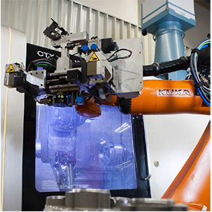 两台机床在 KUKA 生产 14 种不同部件 – 这些部件供 KUKA 机器人使用，并且使用机器人生产