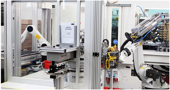 KUKA 机器人 在 GEBRüDER SCHWARZ GMBH 公司 实现 注塑的效率提升