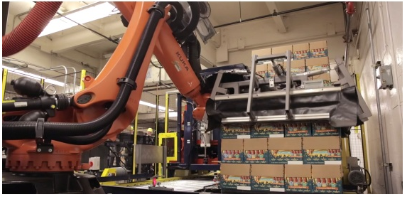搬运 & 码垛：在 WIDMER BROTHERS BREWING 公司中 KR QUANTEC 机器人卸下高高堆垛的啤酒箱