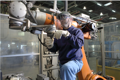 BMW兰茨胡特工厂采用人工引导的库卡机器人清洁永久铸模