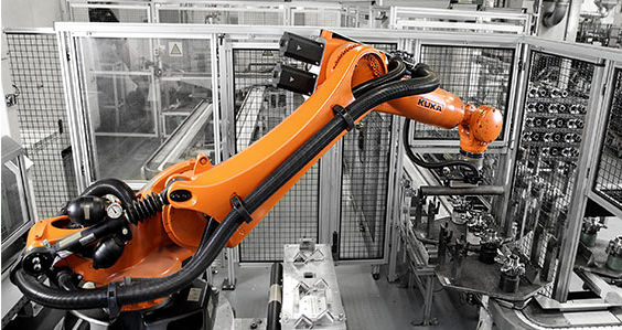 搬运：KUKA KR QUANTEC 机器人和波尔自动化公司 (BOLL AUTOMATION) 优化用于制造轴的轴管的取出操作