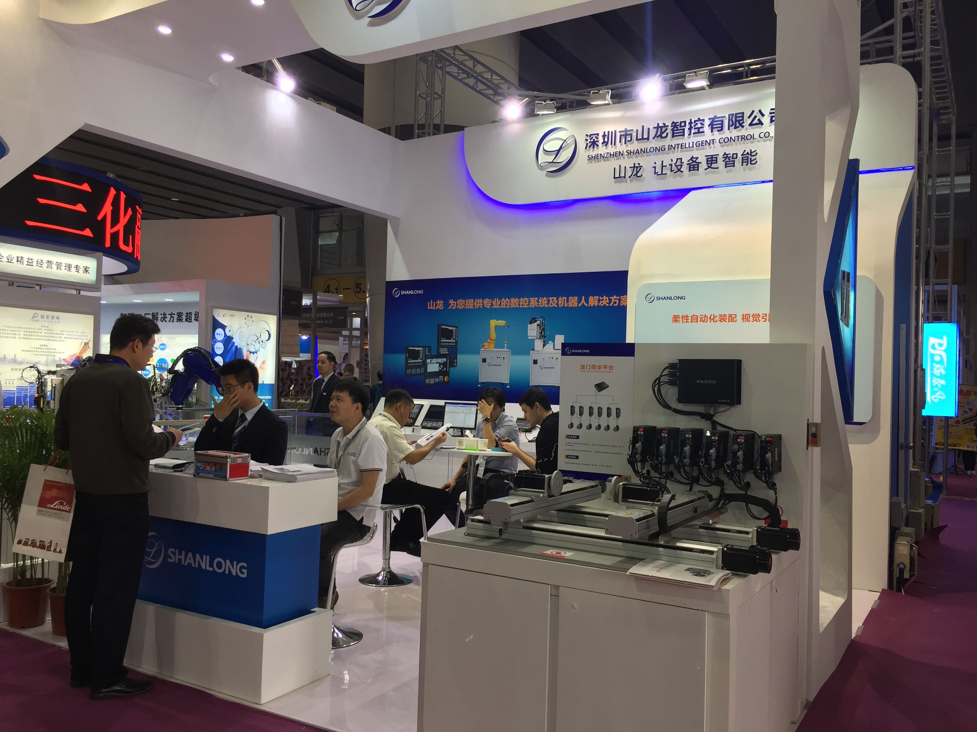 山龙智控广州SIAF实力展现三大产品系统之视觉SCARA螺丝机