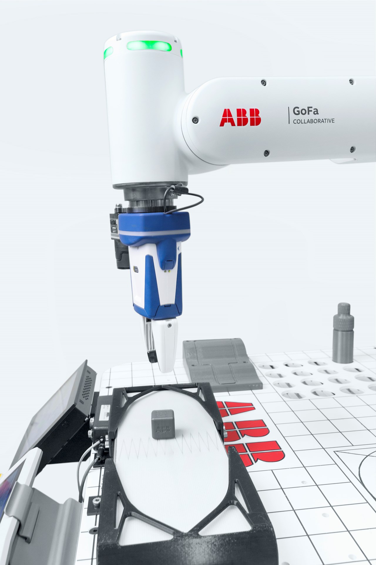 ABB推出全新机器人教育包，填补自动化技能缺口