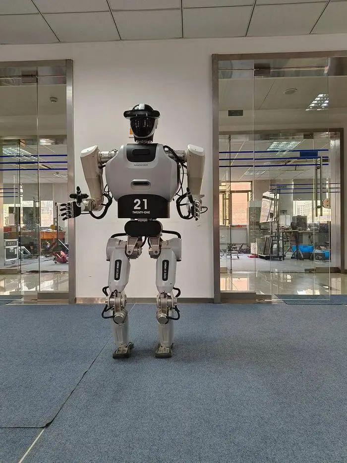 中国电科第一代人形机器人对外发布，预计2024年投入应用
