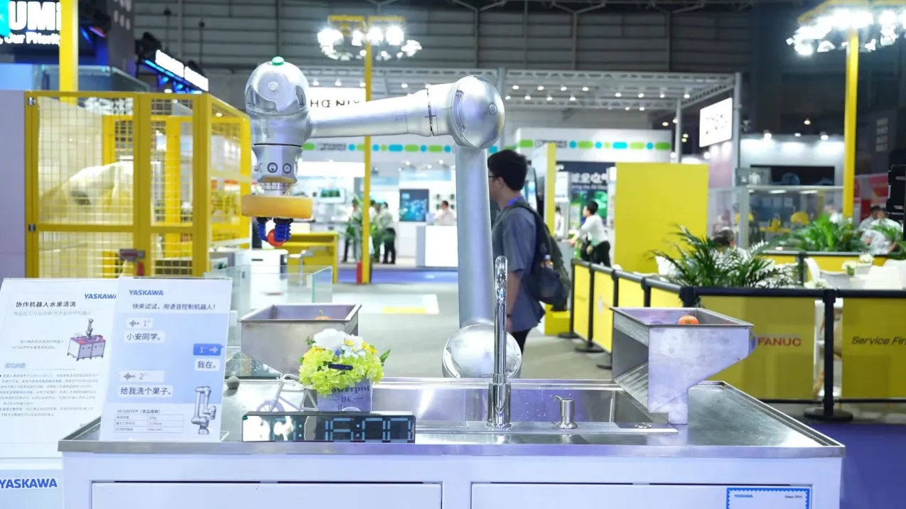 安川赋能“数质未来”——协作机器人水果清洗
