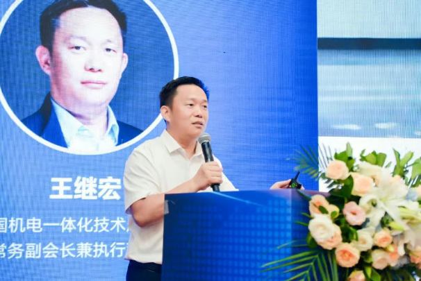 中国人形机器人核心在芯片，难度在大模型，挑战在算法，关键在零部件